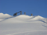 Verschneite Deiche laden zum Winterspaziergang ein.